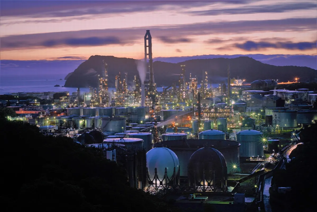 Engenheiro analisando área de produção na fábrica
