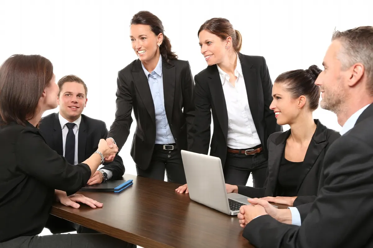 Reunião entre cliente e fornecedor em armazém