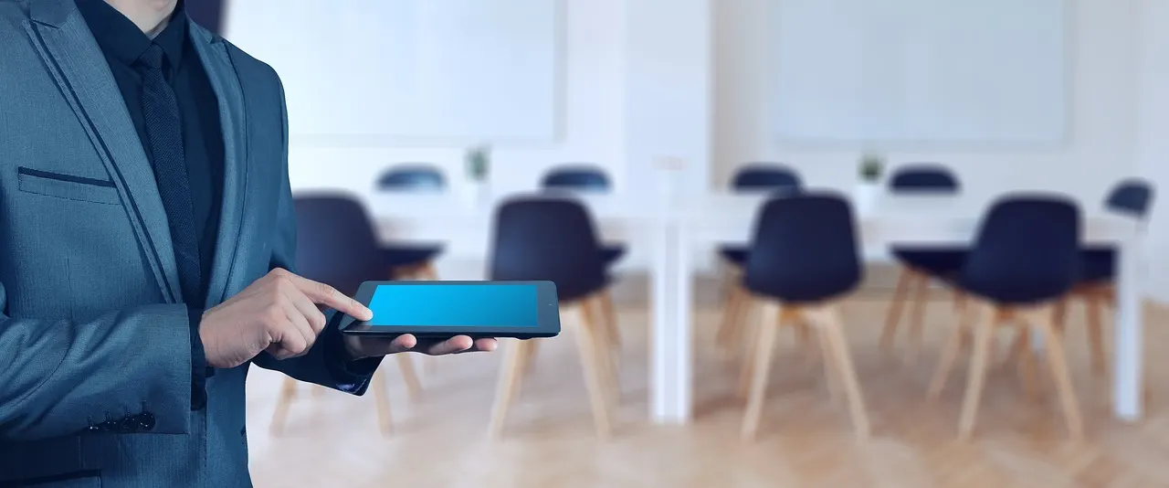 Consultor e cliente conversando em escritório